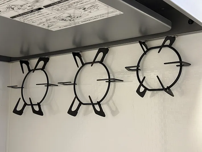 『超強力マグネット』で浮いている五徳の画像（撮影：grapeライフハック編集部）