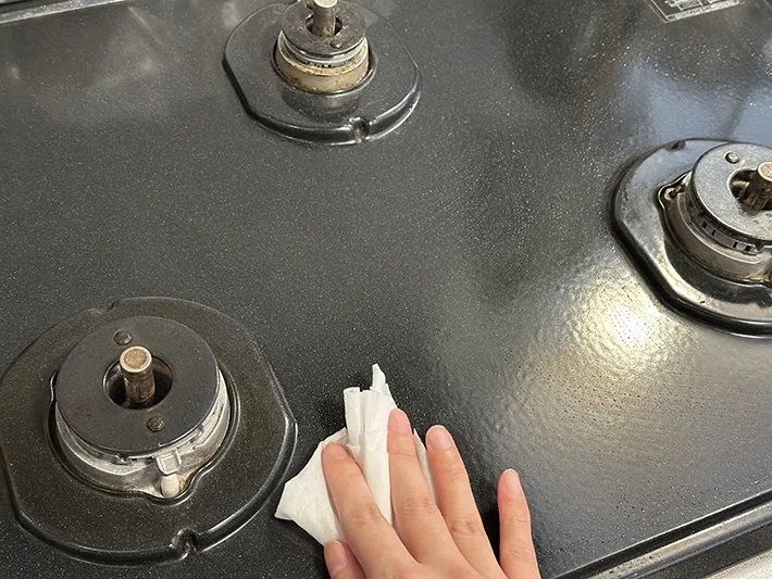 コンロ周りを掃除している画像