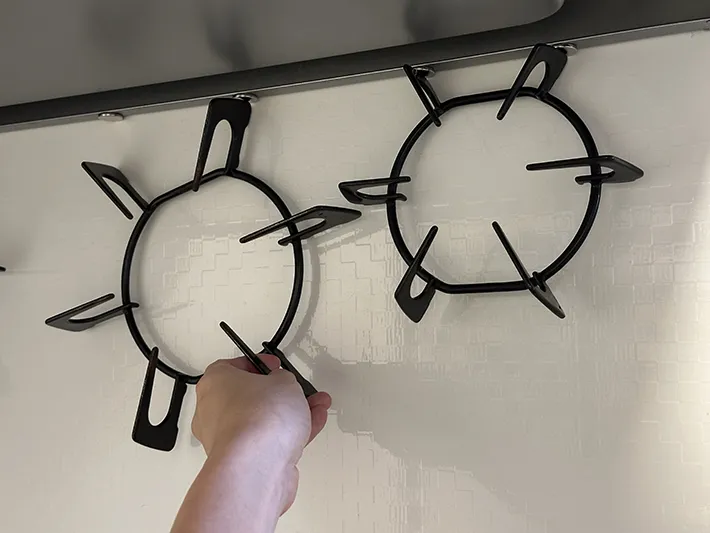 五徳を『超強力マグネット』で浮かせようとしている画像（撮影：grapeライフハック編集部）