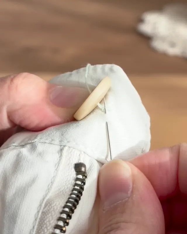 ゆら（yura_kurashi1）さんの投稿より、ボタンつけの写真