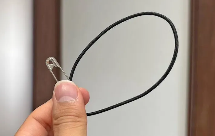 『ヘアゴムと安全ピン』の写真（撮影：キジカク）