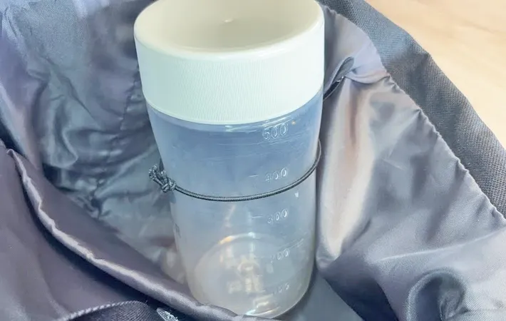 『ヘアゴムと安全ピンの水筒ホルダー』の写真（撮影：キジカク）