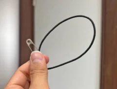 『ヘアゴムと安全ピン』の写真（撮影：キジカク）