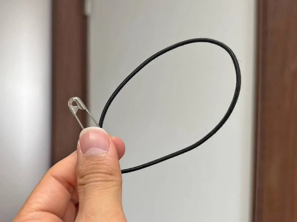 『ヘアゴムと安全ピン』の写真(撮影:キジカク)