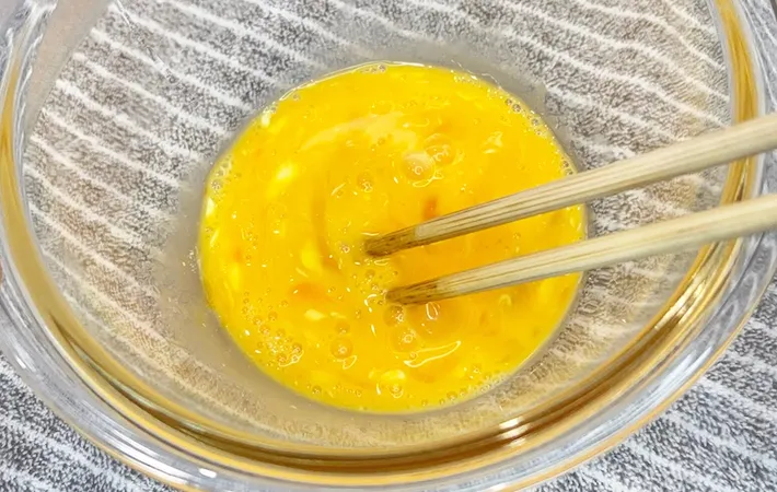 『レンジでスクランブルエッグ』を作る写真（撮影：キジカク）