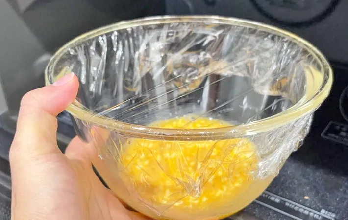 『レンジでスクランブルエッグ』を作る写真（撮影：キジカク）