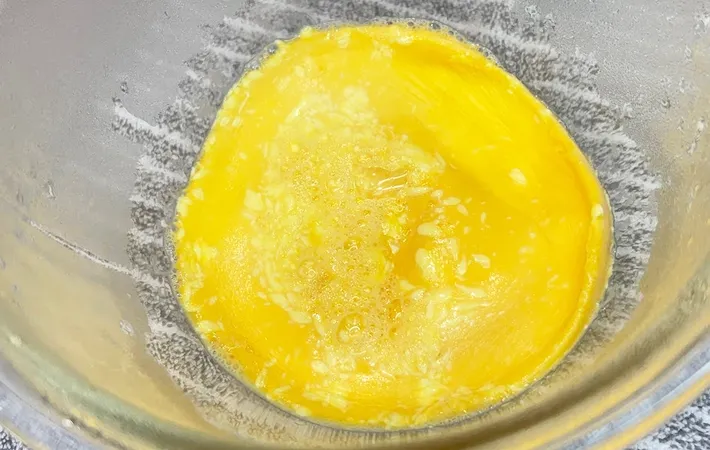 『レンジでスクランブルエッグ』を作る写真（撮影：キジカク）