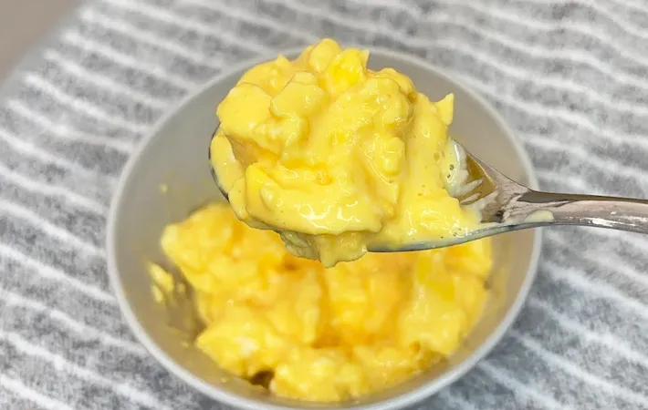 『レンジでスクランブルエッグ』の完成写真（撮影：キジカク）