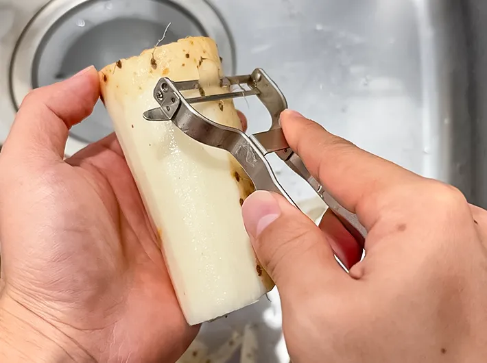 皮を剥いている写真（撮影：キジカク）