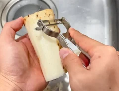 長芋の皮を剥く写真（撮影：キジカク）