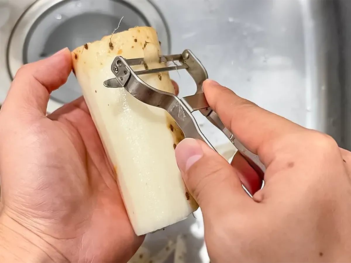 長芋の皮を剥く写真(撮影:キジカク)