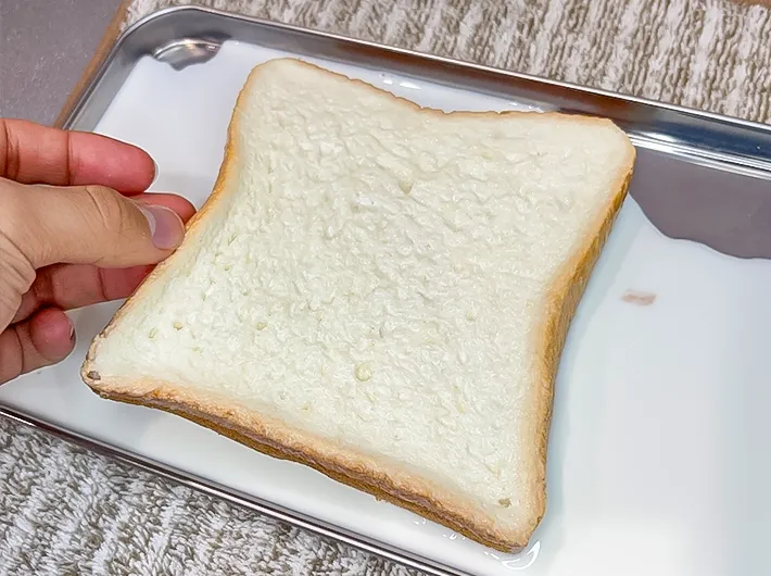 牛乳にパンを浸している写真（撮影：キジカク）