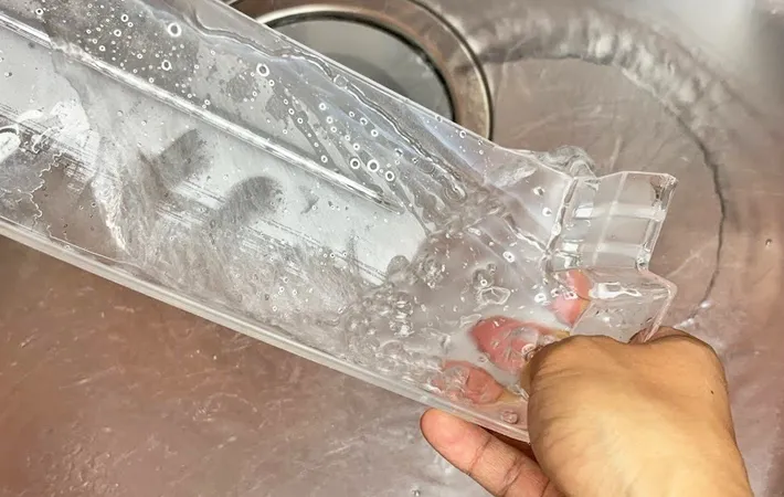 『冷蔵庫のドアポケットを洗う』写真（撮影：キジカク）