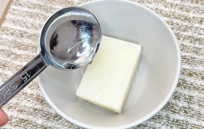 『餅が皿につかない裏技』の写真（撮影：キジカク）