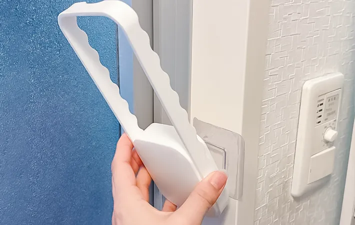 『壁掛けハンガー用フック』を設置している写真（撮影：キジカク）