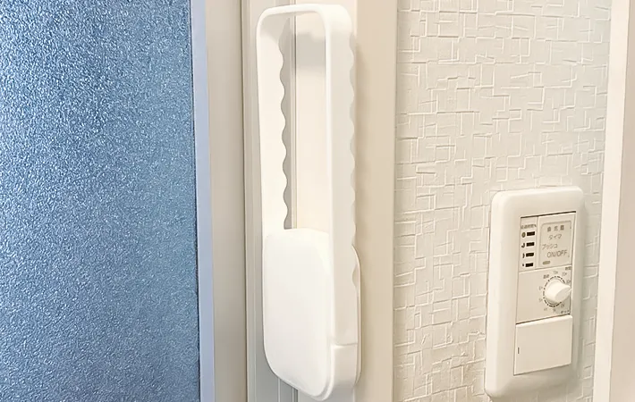 『壁掛けハンガー用フック』を設置している写真（撮影：キジカク）