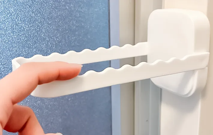 『壁掛けハンガー用フック』を設置している写真（撮影：キジカク）