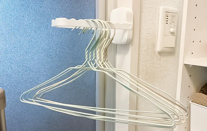 『壁掛けハンガー用フック』の活用写真（撮影：キジカク）
