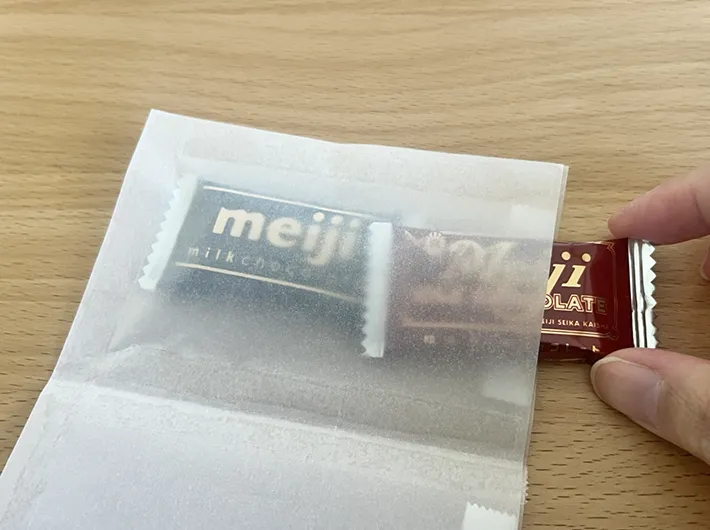 トレーシングペーパーに入れたお菓子の写真（撮影：grapeライフハック編集部）