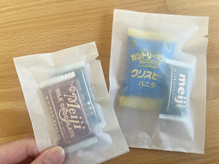 トレーシングペーパーで包んだお菓子の写真（撮影：grapeライフハック編集部）