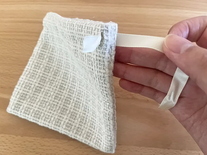 紐を外している巾着袋の写真（撮影：grapeライフハック編集部）