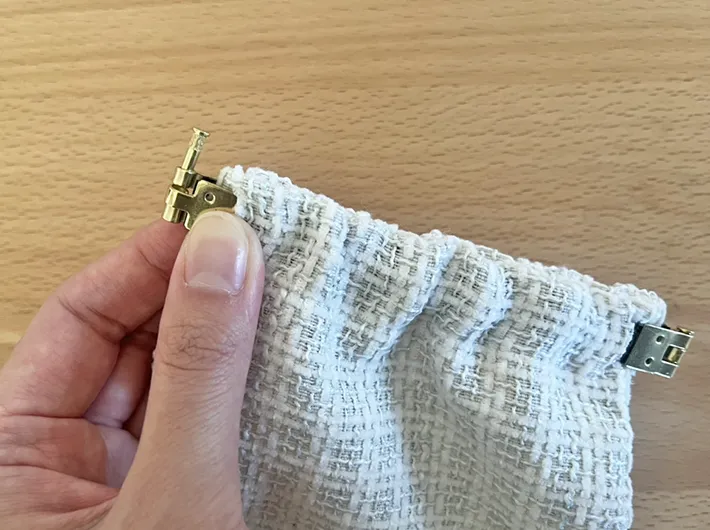 巾着袋に差し込んだバネ口金具の写真（撮影：grapeライフハック編集部）
