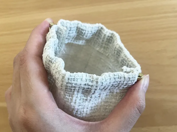 バネ口ポーチの写真（撮影：grapeライフハック編集部）