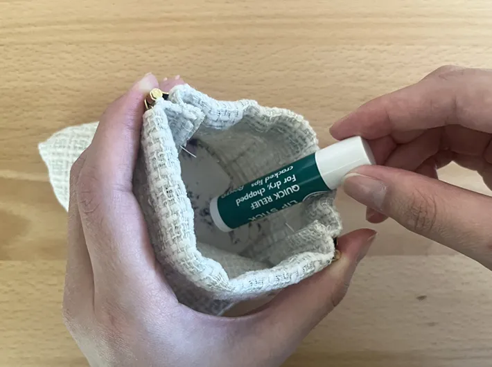 バネ口ポーチの写真（撮影：grapeライフハック編集部）