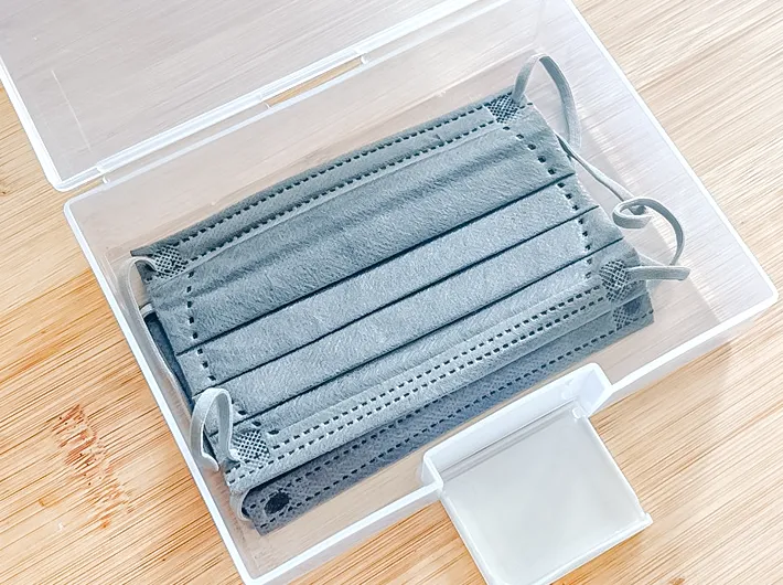 マスクと『はがき整理ケース』の写真（撮影：キジカク）