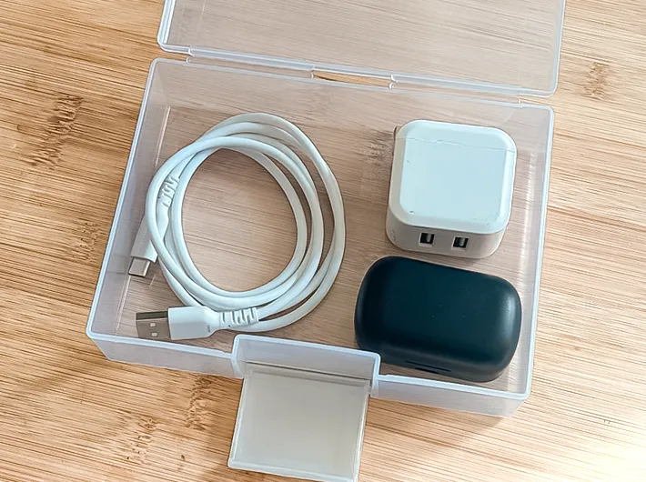 ガジェット類と『はがき整理ケース』の写真（撮影：キジカク）