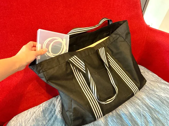 『はがき整理ケース』をカバンに入れている写真（撮影：キジカク）