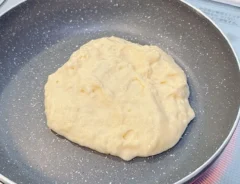 ヨーグルト入りホットケーキを焼く写真（撮影：キジカク）