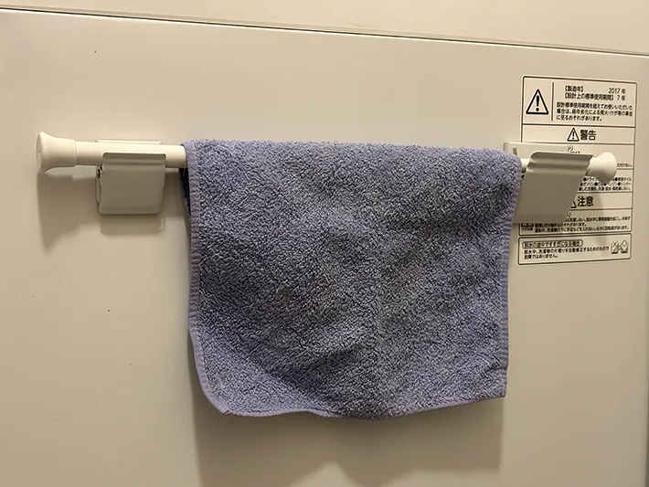 マグネットクリップにつっぱり棒をかけてタオルを干している画像（撮影：grapeライフハック編集部）
