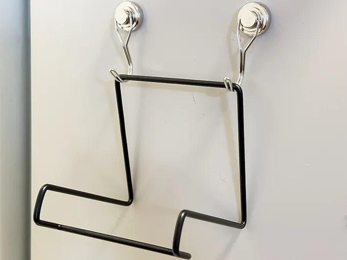 『ネオジム磁石フック』を冷蔵庫横に貼りつけて『ワイヤースタンド』を吊るしている画像