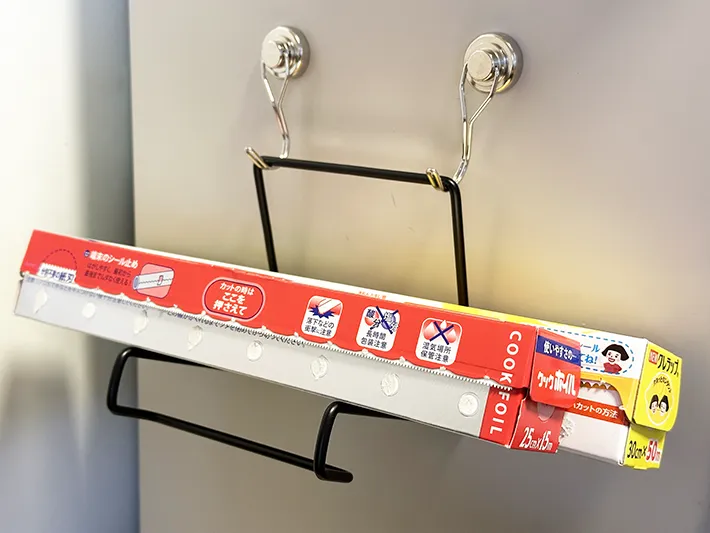 『ワイヤースタンド』の活用棚に食品用ラップとアルミホイルを置いた画像
