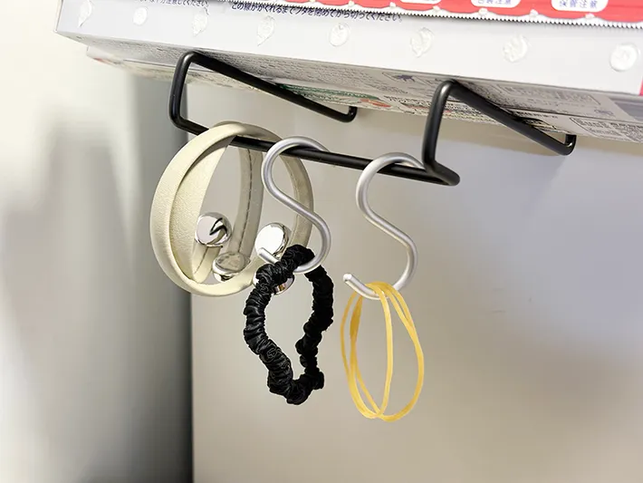 『ワイヤースタンド』に輪ゴムや髪ゴム、アームバンドをかけている画像