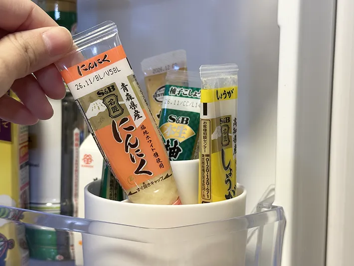 『ダイソー』の『回転できる収納ケース』の中に調味料チューブを入れた画像（撮影：grapeライフハック編集部）