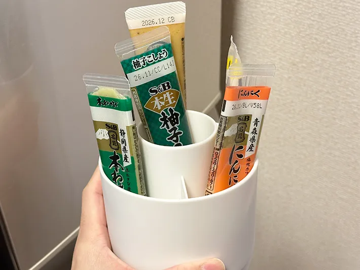 『ダイソー』の『回転できる収納ケース』の中に調味料チューブを入れた画像（撮影：grapeライフハック編集部）