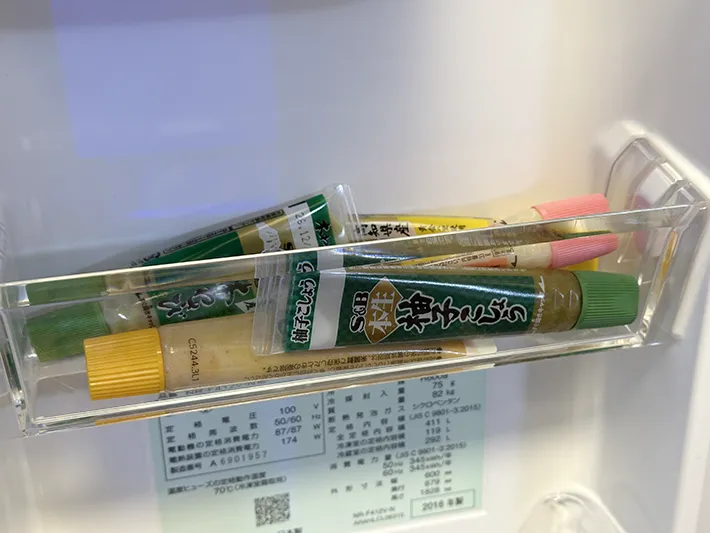 冷蔵庫のドアポケットに入っている調味料チューブの画像（撮影：grapeライフハック編集部）