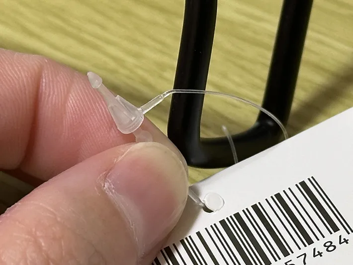 タグをハサミなしで取る画像（撮影：grapeライフハック編集部）