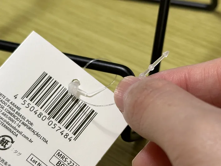タグをハサミなしで取る画像（撮影：grapeライフハック編集部）