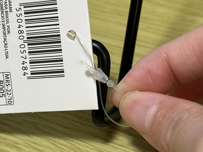 タグをハサミなしで取る画像（撮影：grapeライフハック編集部）