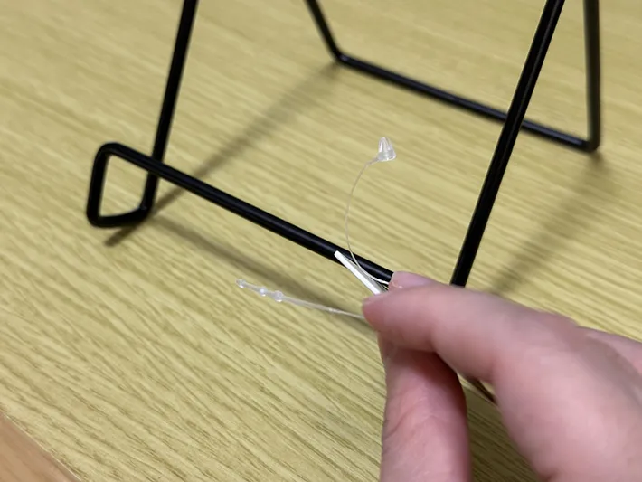 タグをハサミなしで取る画像（撮影：grapeライフハック編集部）