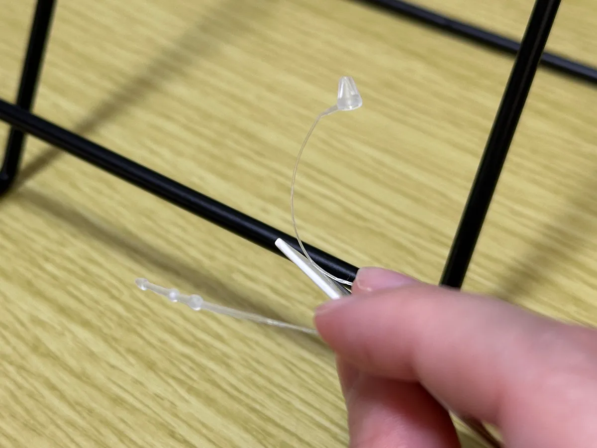 タグをハサミなしで取る画像(撮影:grapeライフハック編集部)