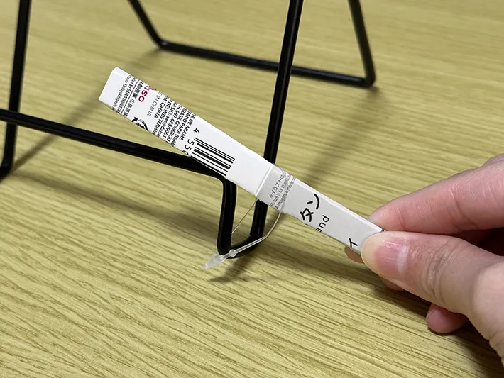 タグをハサミなしで取る画像（撮影：grapeライフハック編集部）