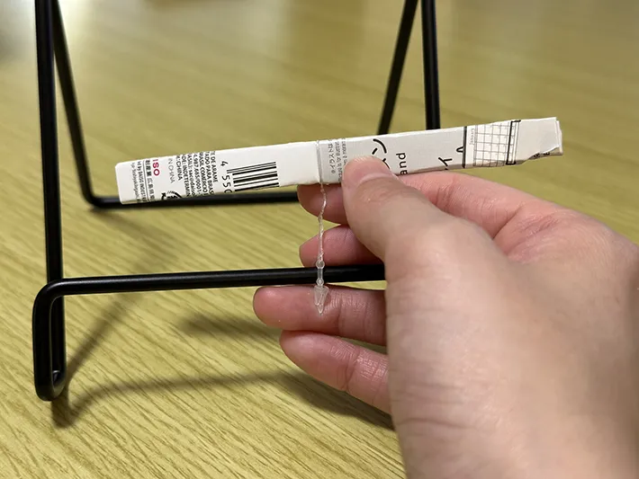 タグをハサミなしで取る画像（撮影：grapeライフハック編集部）