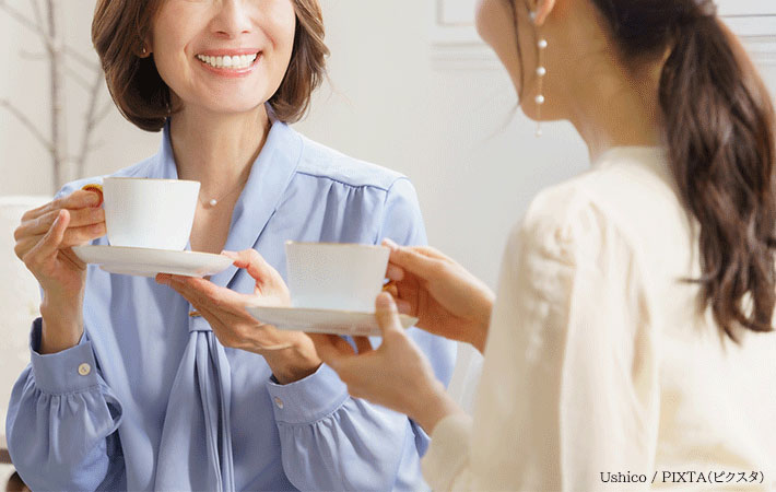 笑顔で話す親子のイメージ写真