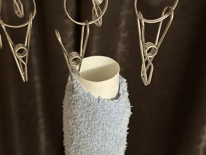 トイレットペーパーを活用している画像（撮影：grapeライフハック編集部）