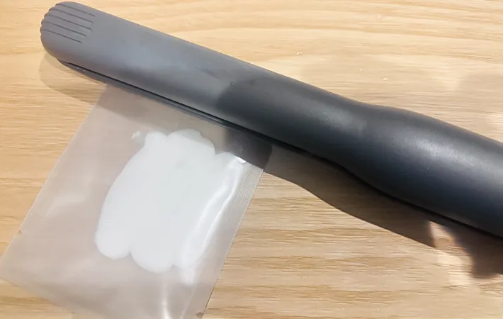 『熱圧着パウチ』とヘアアイロンの写真