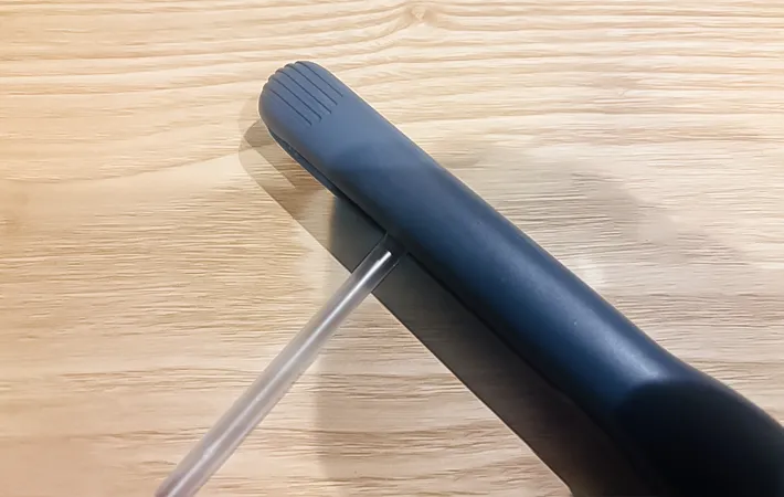 ストローとヘアアイロンの写真